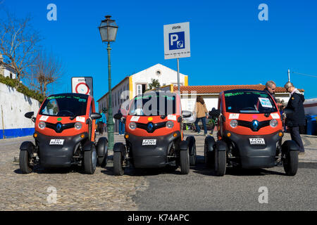 Eine Reihe von geparkten Renault Twizy elektrische Autos zum Mieten in Obidos Portugal Stockfoto