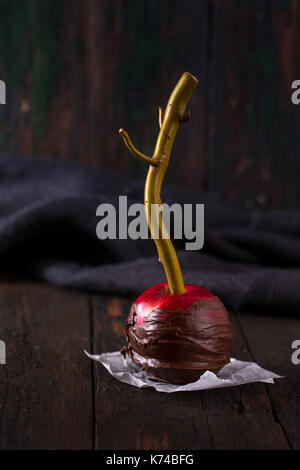 Red Apple in schwarzer Schokolade Stockfoto