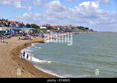 Massen an den Strand auf dem Spa Esplanade, Hampton, Herne Bay, Kent, UK die Herne Bay Air Display 19 Aug 2017 ansehen Stockfoto