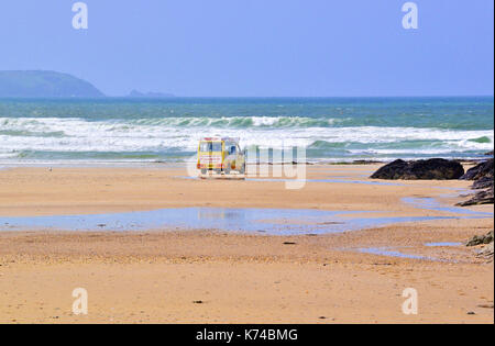 'S Ice Cream Hersteller van auf Polzeath surfen Strand bei Ebbe. Polzeath ist ein kleiner Badeort in Cornwall, England, Vereinigtes Königreich Stockfoto