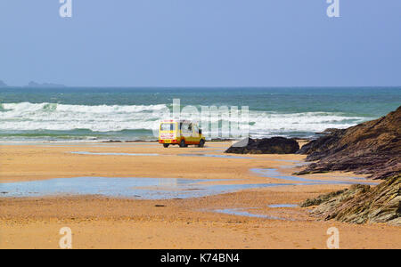 'S Ice Cream Hersteller van auf Polzeath surfen Strand bei Ebbe Polzeath ist ein kleiner Badeort in Cornwall, England, Vereinigtes Königreich Stockfoto