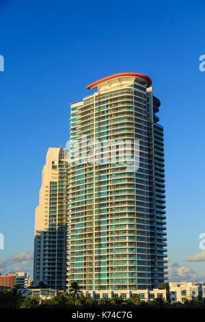 Moderne Eigentumswohnung Türme entlang Miami Beach Waterfront Stockfoto