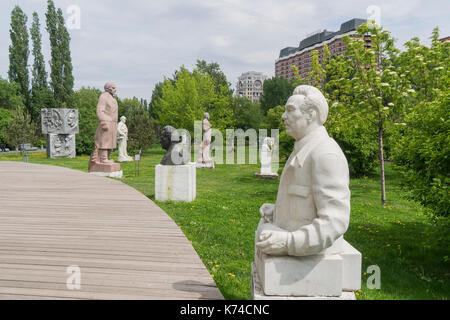 Mehrere Statuen von sowjetischen Führer im Muzeon Park der Künste, der früher den Park der gefallenen Helden oder gefallene Monument Park in Moskau aufgerufen Stockfoto