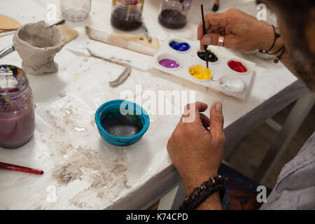 Close-up des Menschen mischen Aquarell in Palette Stockfoto
