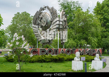 Statuen der sowjetischen Symbol im Muzeon Park der Künste, der früher den Park der gefallenen Helden oder gefallene Monument Park in Moskau aufgerufen Stockfoto