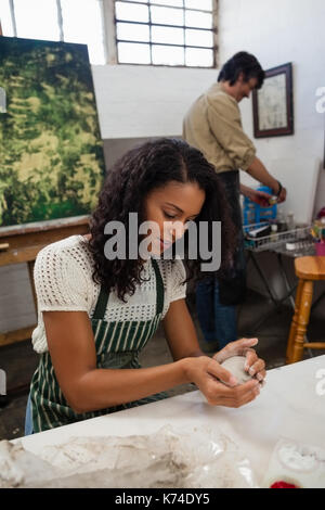 Schöne Frau molding Clay in Zeichnung Klasse Stockfoto