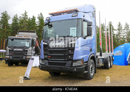 HYVINKAA, Finnland - 8 September, 2017: Scania Suomi Oy präsentiert die neue Scania R650 XT, für Holz Transport und G450 für Bau, auf Maxpo 2 Stockfoto