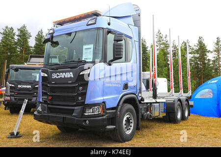 HYVINKAA, Finnland - 8 September, 2017: Scania Suomi Oy präsentiert die neue Scania R650 XT, für Holz Transport und G450 für Bau, auf Maxpo 2 Stockfoto