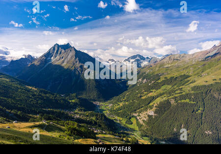 LA SAGE, SCHWEIZ - Landschaft über dem Dorf La Salbei, auf die Haute Route Wanderweg, Kanton Wallis. Im Zentrum Dorf Les Hauderes. Stockfoto