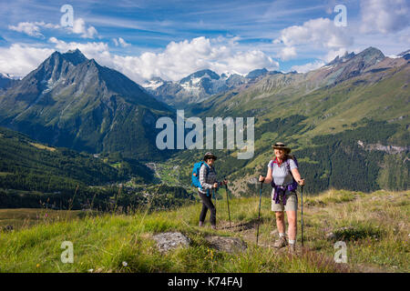 LA SAGE, SCHWEIZ - Zwei Frauen wandern auf Haute Route Wanderweg, Landschaft über dem Dorf La Salbei, Kanton Wallis. Stockfoto