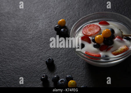 Schüssel Müsli auf schwarzem Hintergrund Stockfoto