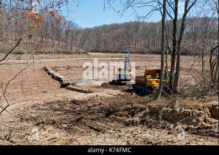 Baumaschinen, ENTFERNEN VON ABLAGERUNGEN AUS TROCKENEN SEE BED von SPEEDWELL FORGE SEE Lititz, Pennsylvania Stockfoto