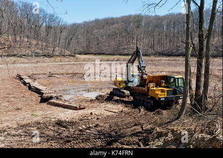 Baumaschinen, ENTFERNEN VON ABLAGERUNGEN AUS TROCKENEN SEE BED von SPEEDWELL FORGE SEE Lititz, Pennsylvania Stockfoto