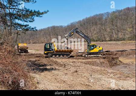 Baumaschinen, ENTFERNEN VON ABLAGERUNGEN AUS TROCKENEN SEE BED von SPEEDWELL FORGE SEE Lititz, Pennsylvania Stockfoto