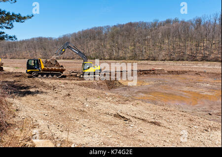 Baumaschinen, ENTFERNEN VON ABLAGERUNGEN AUS TROCKENEN SEE BED von SPEEDWELL FORGE SEE Lititz, Pennsylvania Stockfoto