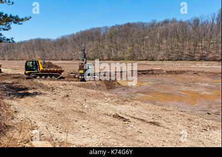 Baumaschinen, ENTFERNEN VON ABLAGERUNGEN AUS TROCKENEN SEE BED von SPEEDWELL FORGE SEE Lititz, Pennsylvania Stockfoto