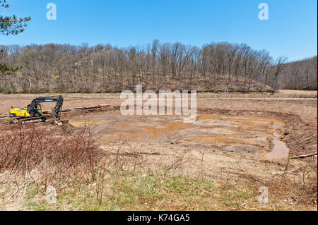 Baumaschinen, ENTFERNEN VON ABLAGERUNGEN AUS TROCKENEN SEE BED von SPEEDWELL FORGE SEE Lititz, Pennsylvania Stockfoto