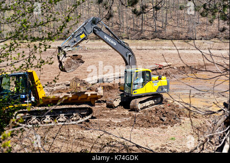 Baumaschinen, ENTFERNEN VON ABLAGERUNGEN AUS TROCKENEN SEE BED von SPEEDWELL FORGE SEE Lititz, Pennsylvania Stockfoto