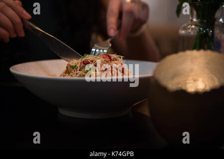 Den mittleren Abschnitt der Person mit Essen im Restaurant Stockfoto
