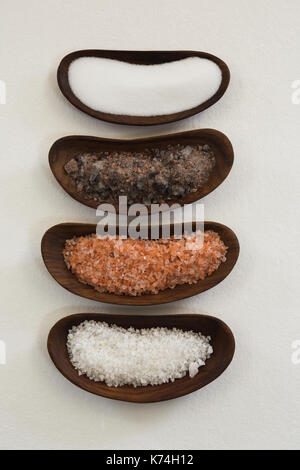 Close-up verschiedener Arten von Salz in eine Schüssel geben. Stockfoto