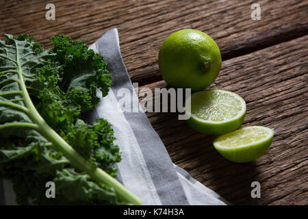 In der Nähe von Senf und Zitrone auf hölzernen Tisch Stockfoto