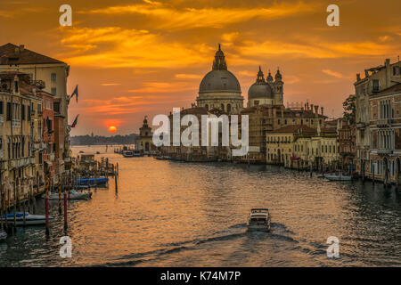 Sunrise Foto von Academia Brücke über den Canal Grande in Venedig. Stockfoto