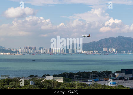 Lantau, Hong Kong - 11. September 2017: Flugzeug Landung auf dem Internationalen Flughafen Hong Kong Stockfoto