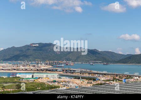 Lantau, Hong Kong - 11. September 2017: Flugzeug Landung auf dem Internationalen Flughafen Hong Kong Stockfoto