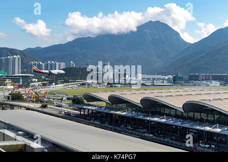 Lantau, Hong Kong - 11. September 2017: Flugzeug Landung auf dem Internationalen Flughafen Hong Kong Stockfoto