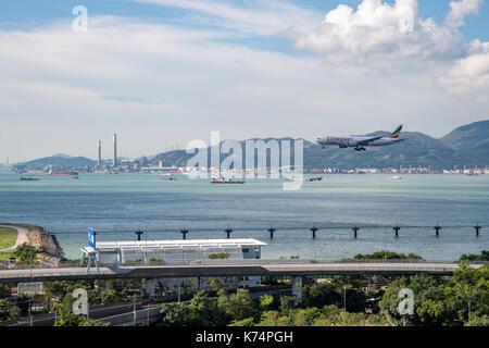 Lantau, Hong Kong - 11. September 2017: Flugzeug Landung auf dem Internationalen Flughafen Hong Kong Stockfoto