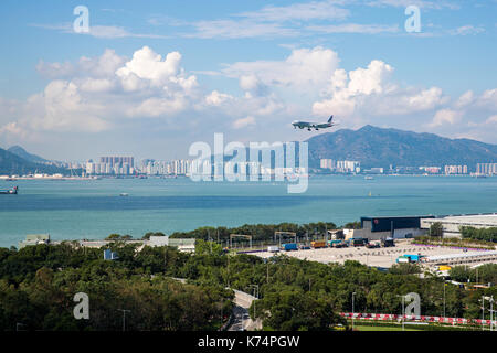 Lantau, Hong Kong - 11. September 2017: Flugzeug Landung auf dem Internationalen Flughafen Hong Kong Stockfoto