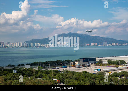 Lantau, Hong Kong - 11. September 2017: Flugzeug Landung auf dem Internationalen Flughafen Hong Kong Stockfoto