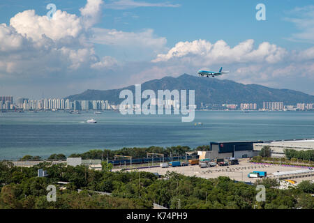 Lantau, Hong Kong - 11. September 2017: Flugzeug Landung auf dem Internationalen Flughafen Hong Kong Stockfoto