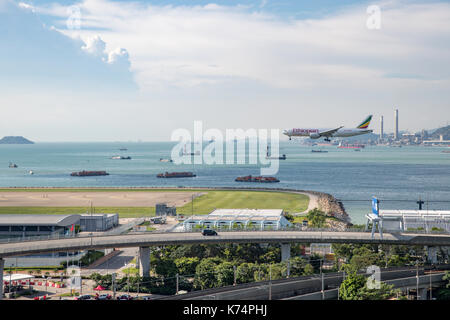 Lantau, Hong Kong - 11. September 2017: Flugzeug Landung auf dem Internationalen Flughafen Hong Kong Stockfoto