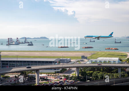 Lantau, Hong Kong - 11. September 2017: Flugzeug Landung auf dem Internationalen Flughafen Hong Kong Stockfoto