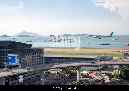 Lantau, Hong Kong - 11. September 2017: Flugzeug Landung auf dem Internationalen Flughafen Hong Kong Stockfoto