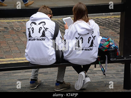 Paar in saucy Hoodies, London, Stockfoto