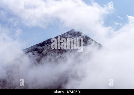 Gipfel in Wolken Stockfoto