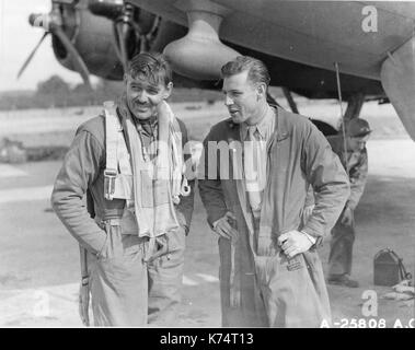 Capt Clark Gable (links) und lt Col Robert W Burns (rechts), co-pilot des USAAC Boeing B-17 "Die Herzogin, "ihre Tageslicht Bombenangriff auf Deutsch diskutieren besetzten Nantes, England, 12/06/1943. Stockfoto