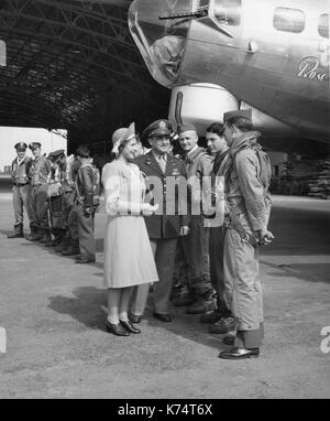 Prinzessin Elizabeth Chats mit Besatzung bei der Taufe der Boeing B-17 Flying Fortress' Rose von York' an einer Unterseite irgendwo in England, England, 7/6/1944. Stockfoto