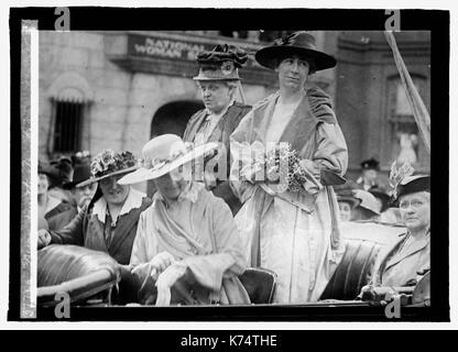 Jeannette Rankin (stehend links), die erste Frau, die nationalen Amt in den Vereinigten Staaten zu halten, und Carrie Chapman Catt (stehend Rechts), stand auf der Rückseite eines Automobils außerhalb des Nationalen amerikanischen Frau Wahlrecht Association, Washington, DC, 1916. Foto von nationalen Foto Unternehmen Stockfoto