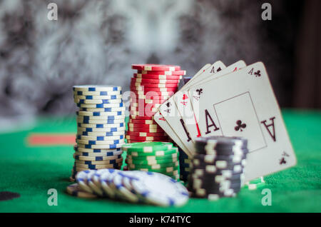 Stapel Chips und vier Asse Stockfoto