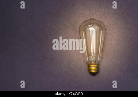 Tolles Konzept, Idee, Kreativität, dachte, Lampe leuchtet wireless auf dunklem Hintergrund ly. Stockfoto