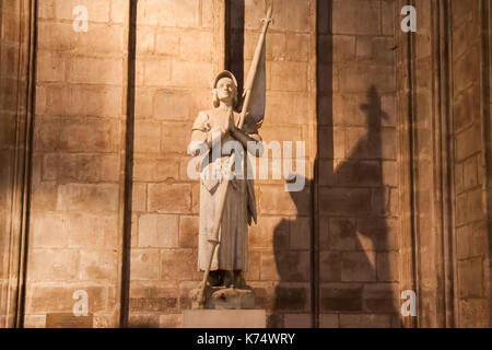 Statue von Jeanne d'Arc (Jeanne d'Arc) in der Kathedrale von Notre Dame de Paris. Paris, Frankreich Stockfoto