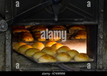 Backwaren: Brot gebacken in einem Holzofen Stockfoto