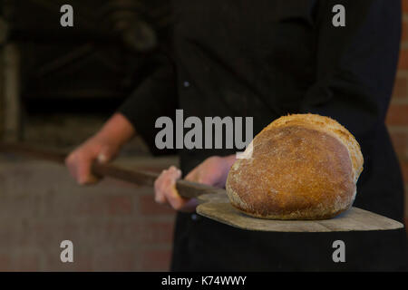 Backwaren: Brot gebacken in einem Holzofen Stockfoto