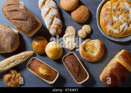 Backwaren: Brot und Gebäck im Holzofen gebacken Stockfoto