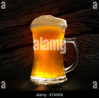 Ein Glas frisches, kaltes Bier close-up auf schwarzem Hintergrund Stockfoto