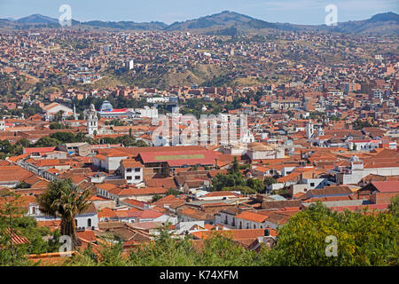 Luftaufnahme über die weiße Stadt Sucre, konstitutionelle Hauptstadt Boliviens in der Provinz Oropeza Stockfoto