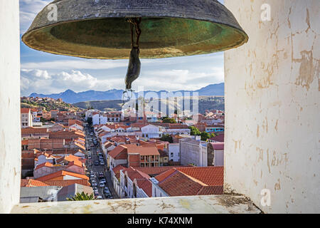 Blick vom Glockenturm der Iglesia de la Merced über Colonial Street und Dächer in der Weißen Stadt Sucre, Provinz Oropeza, Bolivien Stockfoto